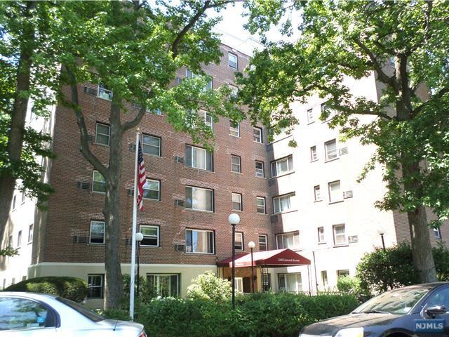 2345 Linwood Avenue - Photo 1