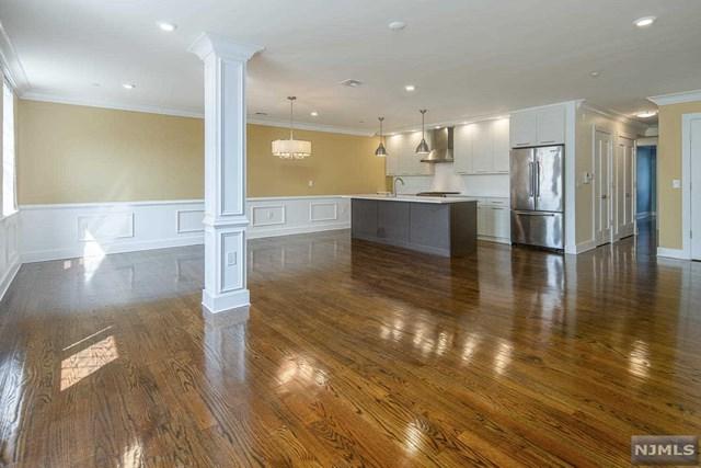 304 Pavonia Avenue - Photo 1