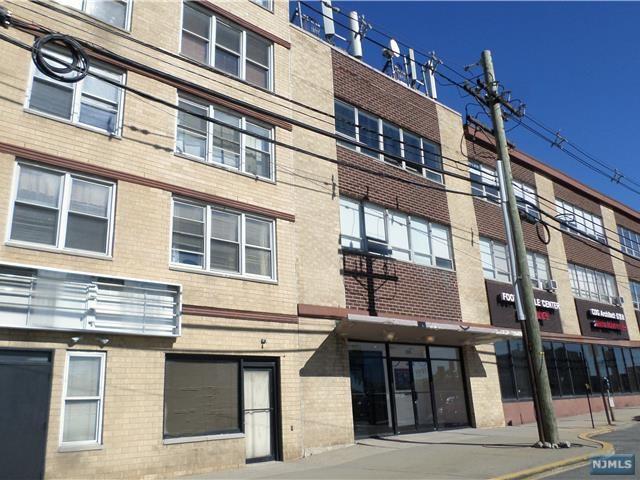 185 Bridge Plaza - Photo 1
