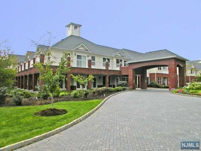 100 Ridgewood Road - Photo 1