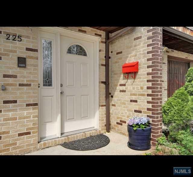 225 Grantwood Boulevard - Photo 1