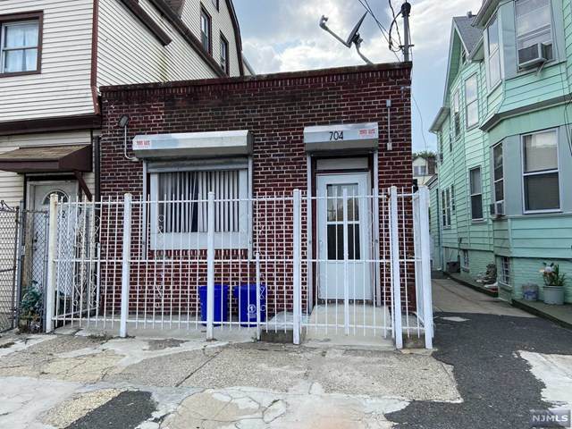 704 Summer Avenue - Photo 1