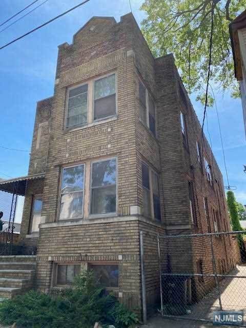 266 Leslie Street - Photo 1