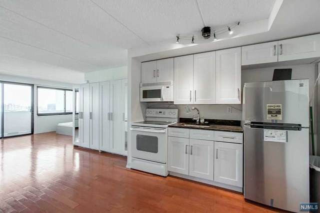 1600 Center Avenue - Photo 1