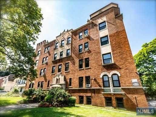 303 Hamilton Place - Photo 1