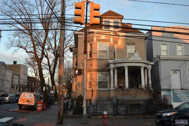 977 Summit Avenue - Photo 1