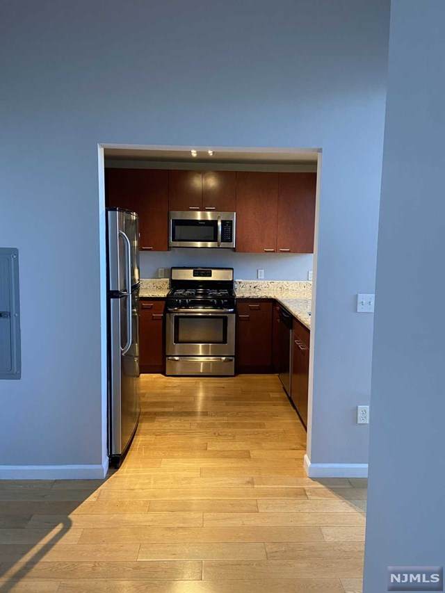 175 Broadway - Photo 1