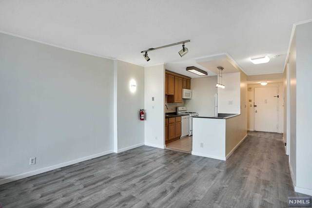 7002 Boulevard East - Photo 1