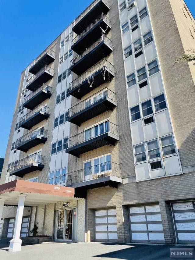 1070 Boulevard - Photo 1
