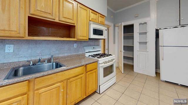 416-418 Leslie Street - Photo 1