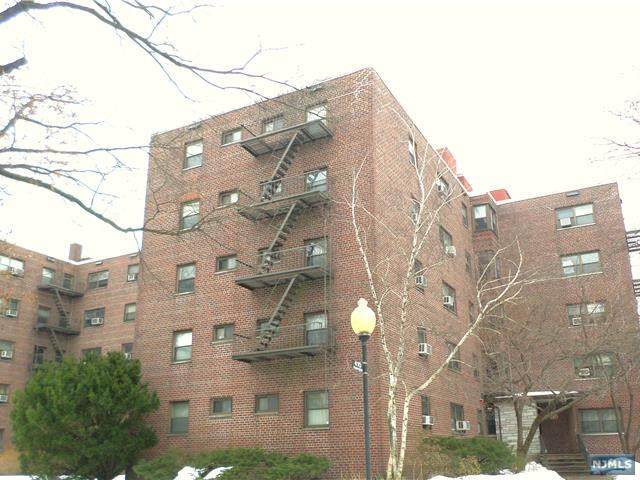 400 Park Place - Photo 1