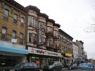 900 Summit Avenue - Photo 1