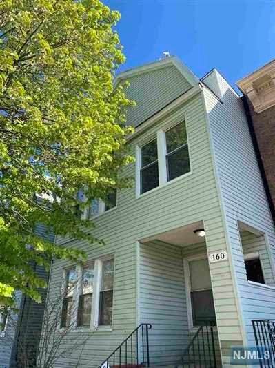 160 Van Nostrand Avenue - Photo 1