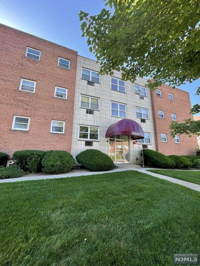 960 Main Street - Photo 1