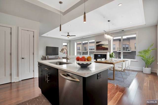 250 Henley Place - Photo 1