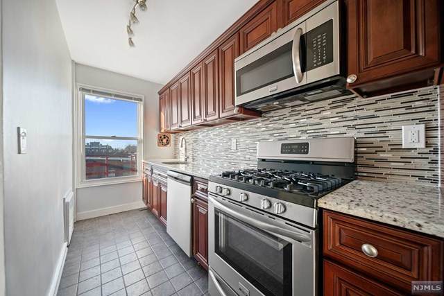 154 Bowers Street - Photo 1