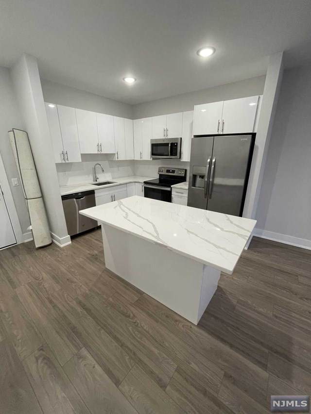 1685 Bergen Boulevard - Photo 1