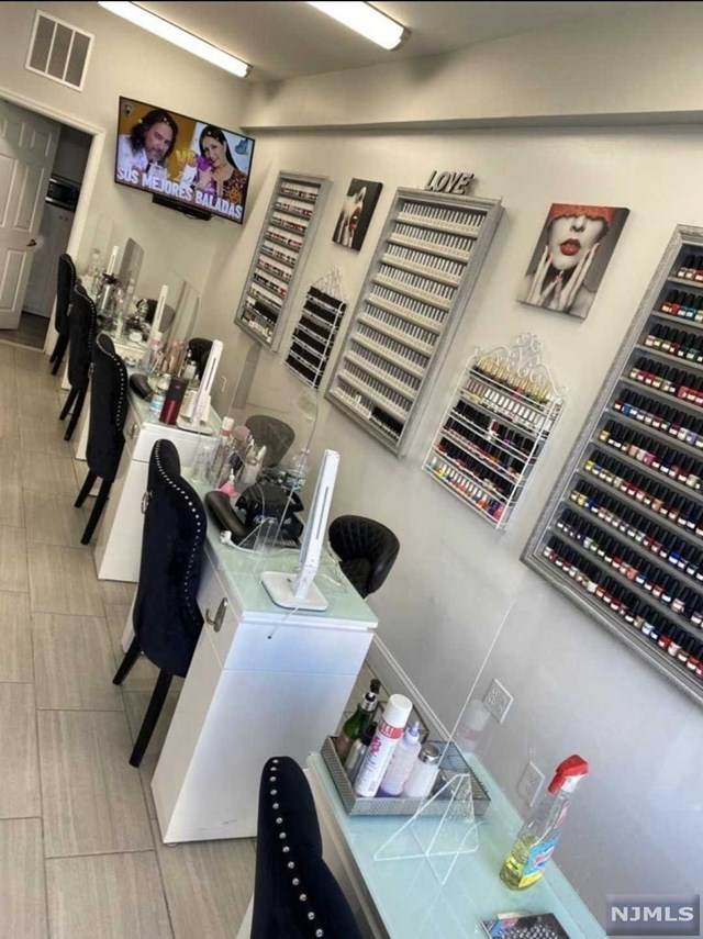 7620 Broadway - Photo 1