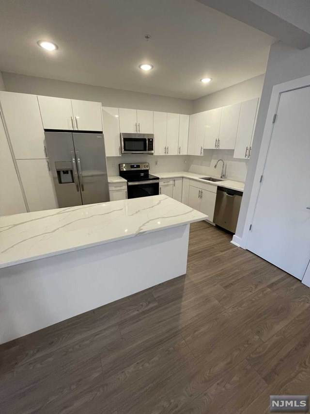1685 Bergen Boulevard - Photo 1