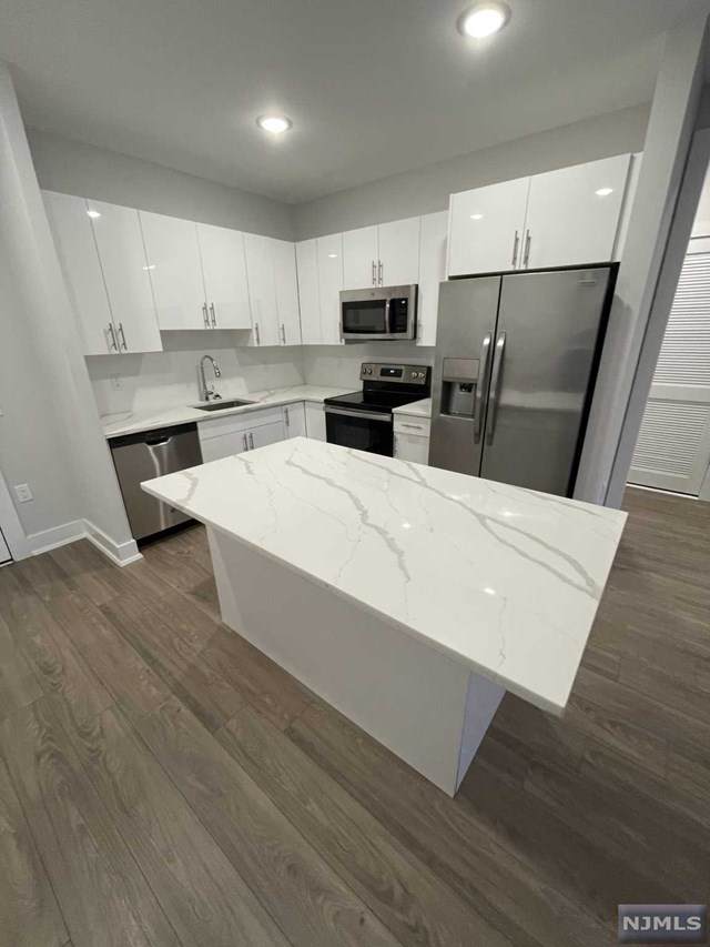 1685 Bergen Boulevard - Photo 1