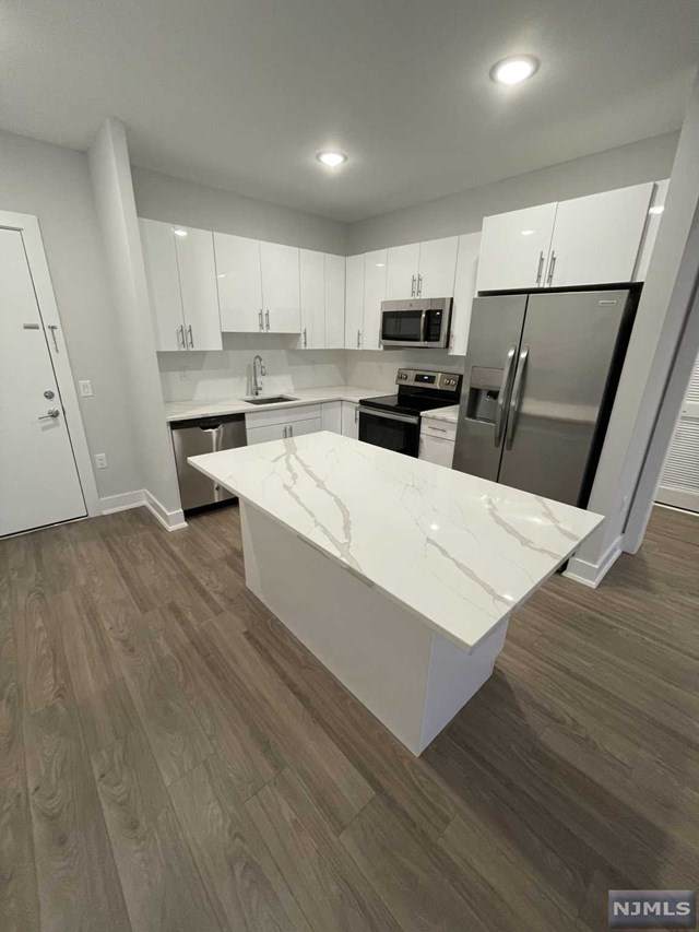 1685 Bergen Boulevard - Photo 1