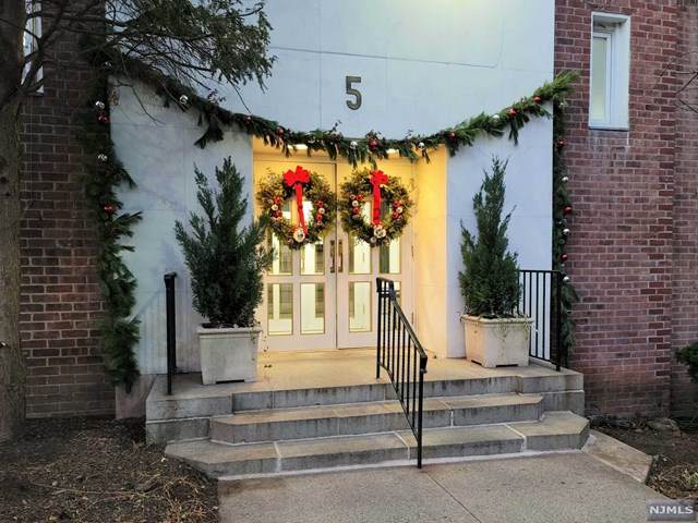 5 Roosevelt Place - Photo 1