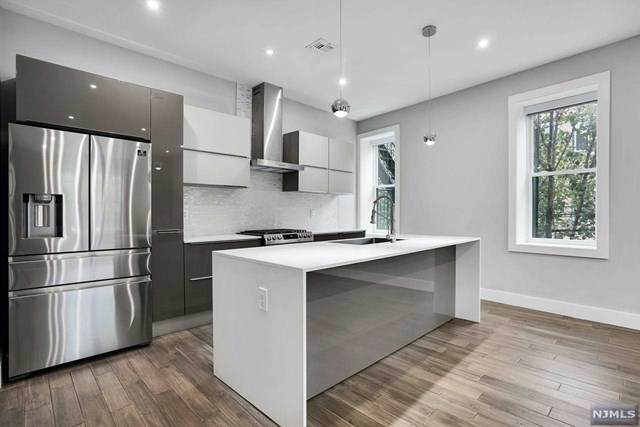 100 Oak Street - Photo 1