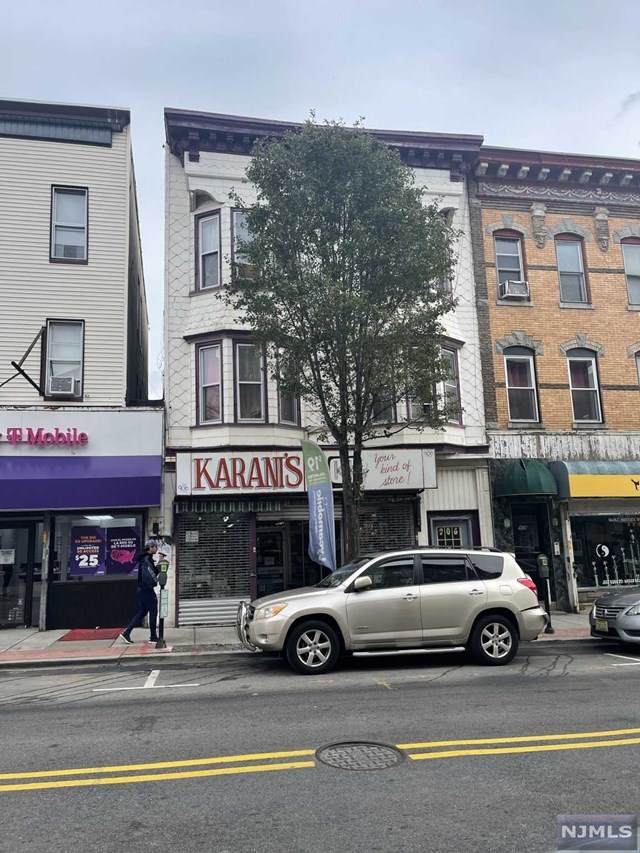 906 Summit Avenue - Photo 1