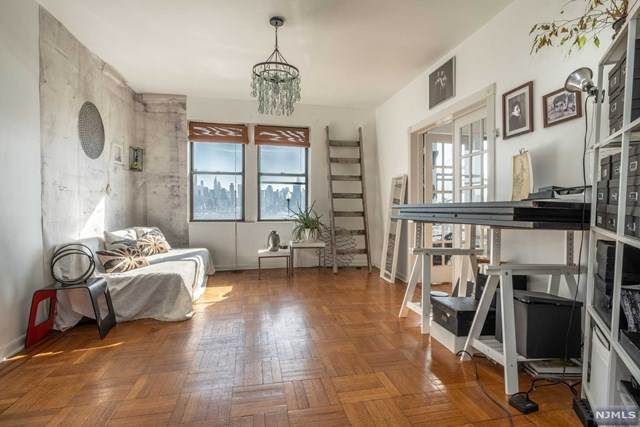 883 Boulevard East - Photo 1