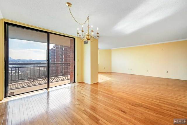 835 Harmon Cove Tower - Photo 1