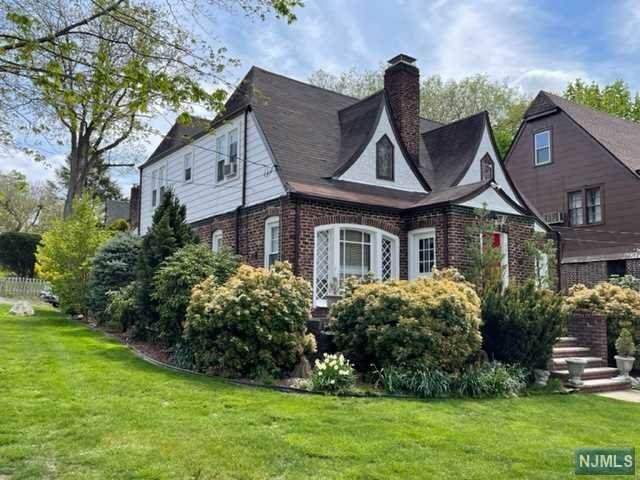 889 Red Road - Photo 1