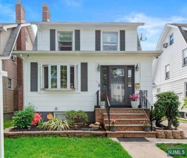 110 Leslie Street - Photo 1