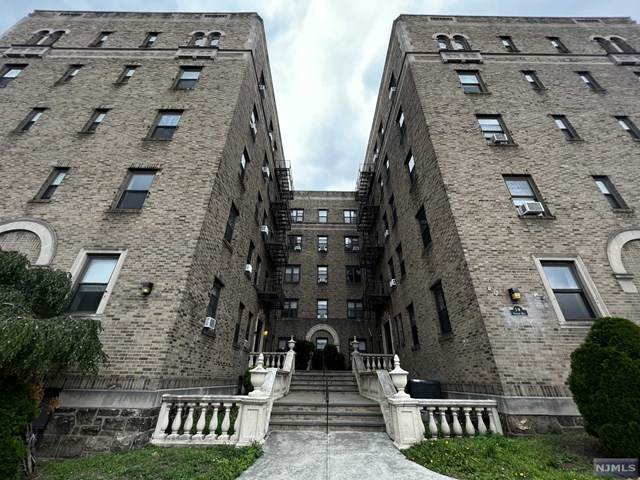 1 Palisades Boulevard - Photo 1