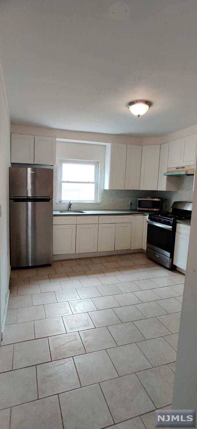 283-285 Leslie Street - Photo 1