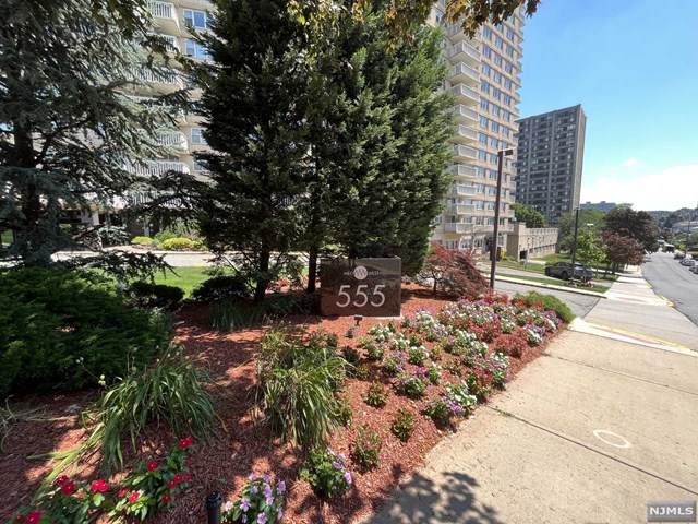 555 North Avenue - Photo 1