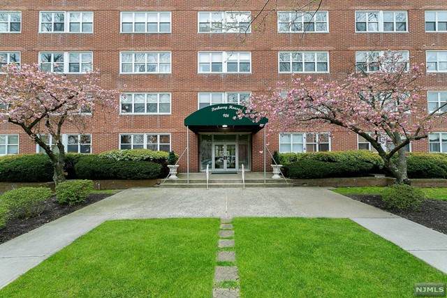 926 Bloomfield Avenue - Photo 1