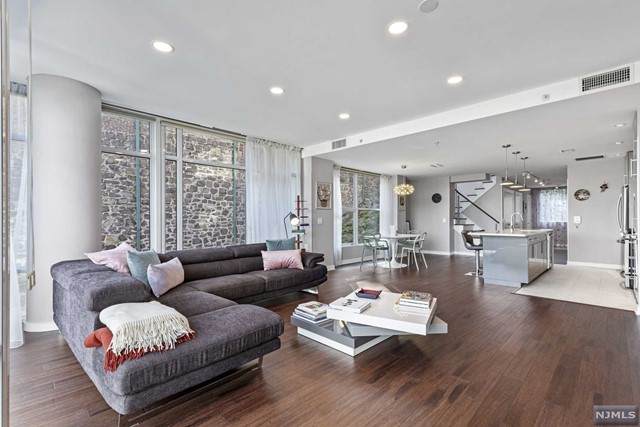 100 Thompson Lane - Photo 1