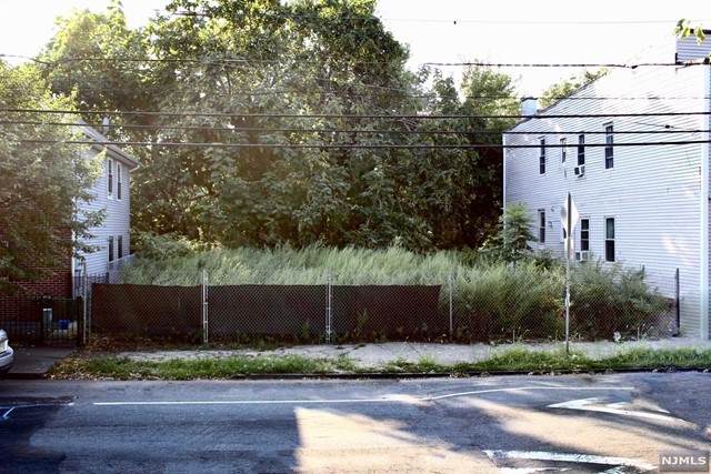 583-585 17th Street - Photo 1