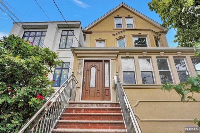 35 Hilliard Avenue - Photo 1