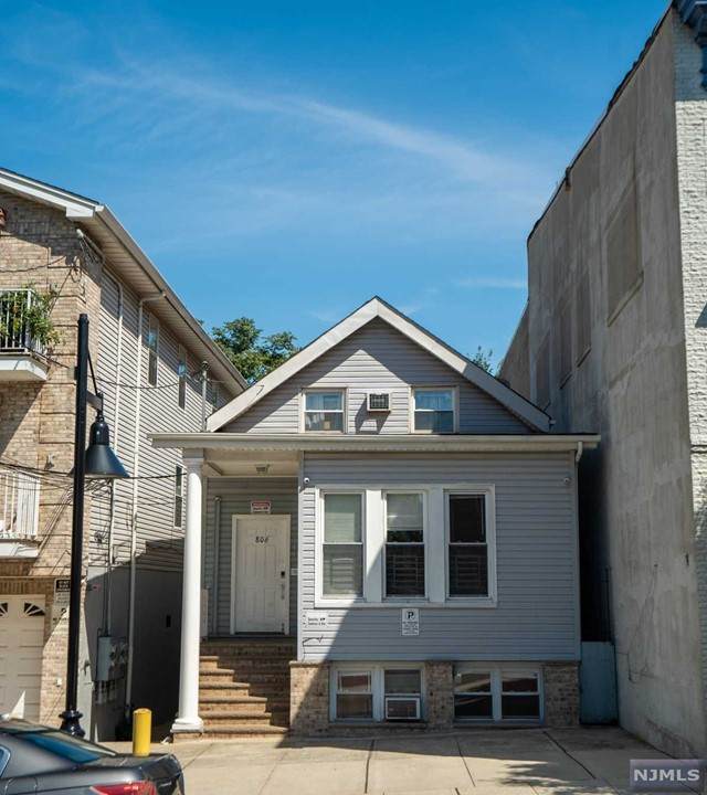 806 17th Street - Photo 1