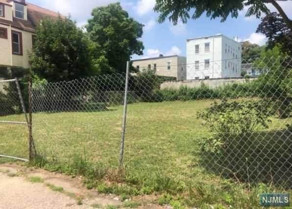 917 Bergen Street - Photo 1
