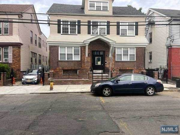421-423 Leslie Street - Photo 1