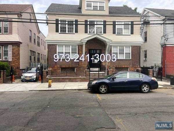 421-423 Leslie Street - Photo 1