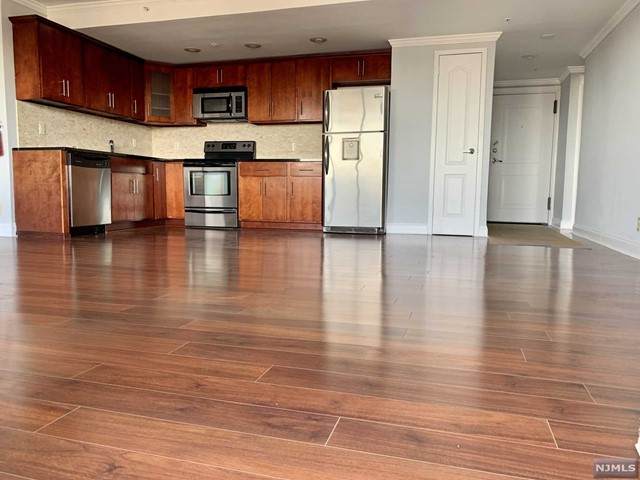 60 Parkway Dr East - Photo 1