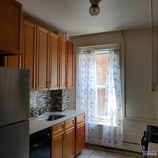 10 Hilliard Avenue - Photo 1