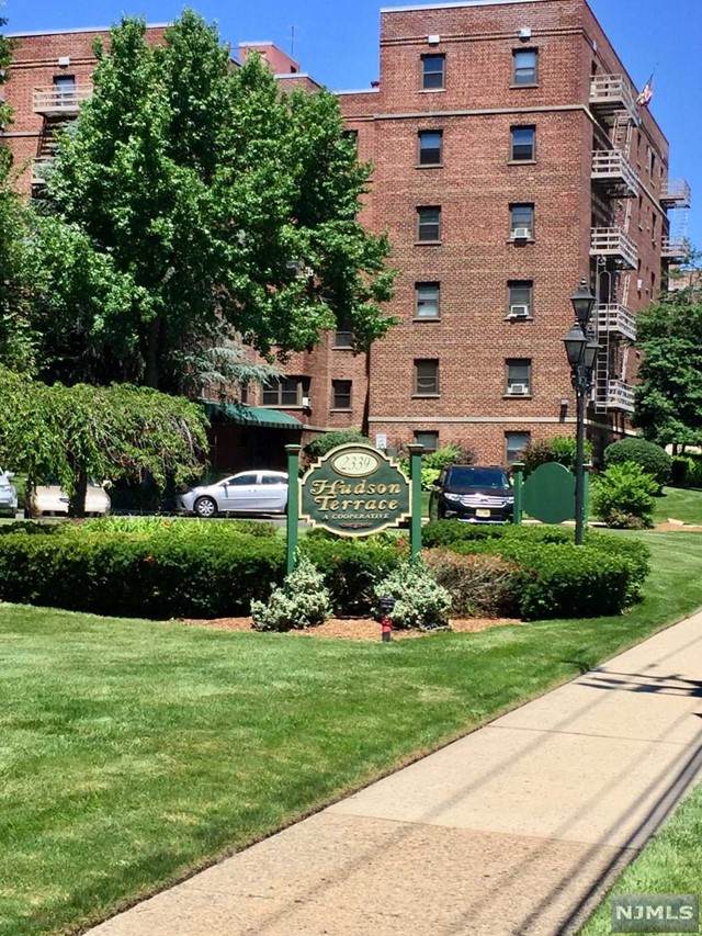 2339 Hudson Terrace - Photo 1