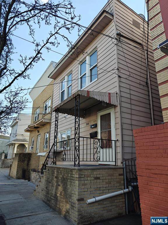 318 10th Street - Photo 1