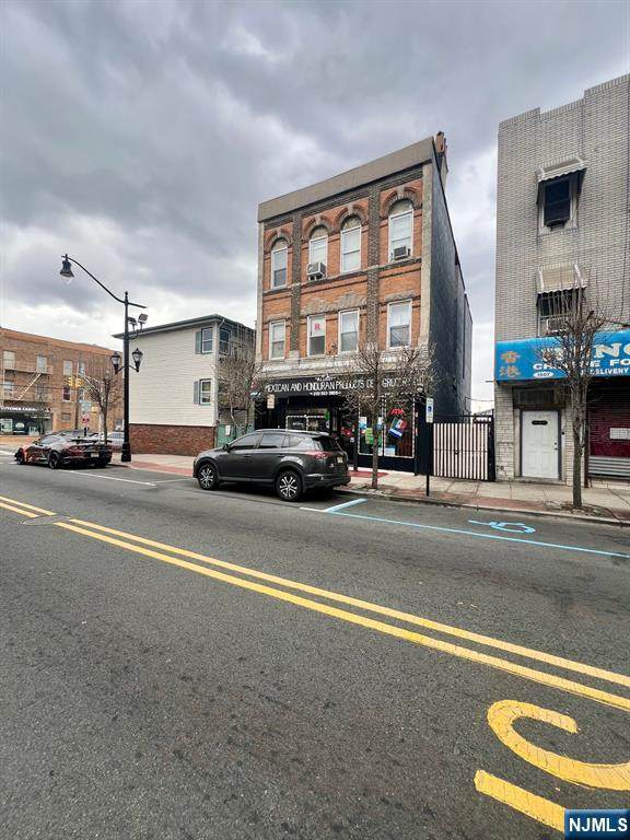 1505 Summit Avenue - Photo 1