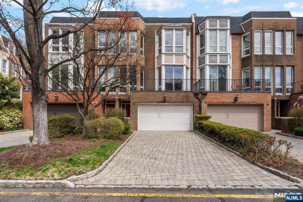 55 Victoria - Photo 1