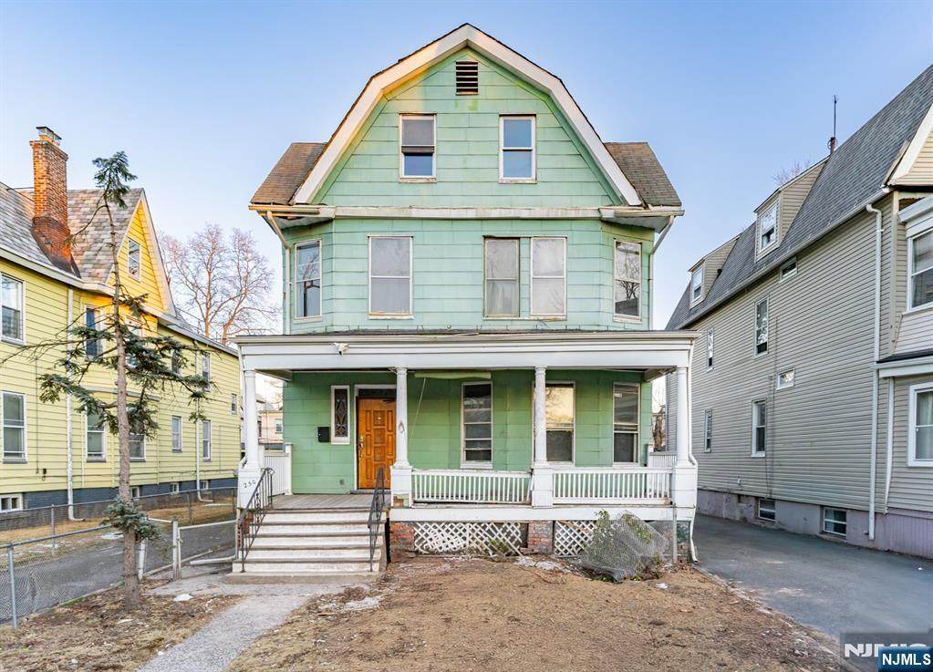 250 Clinton Street - Photo 1